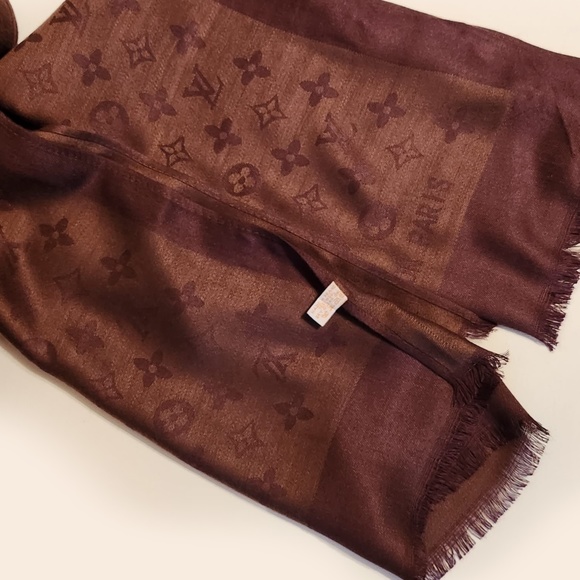 Louis Vuitton Monogram Shine Shawl - Picture 5 of 6